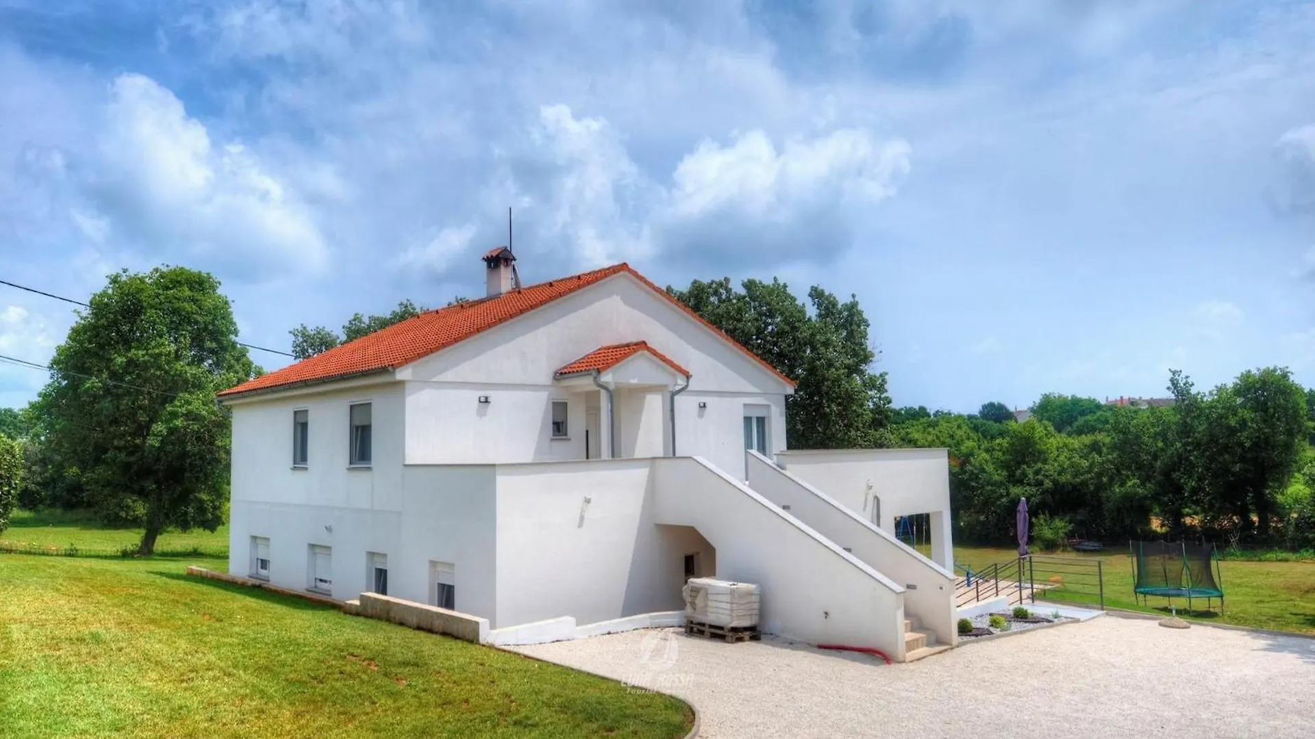 Spacious Home With Private Terrace And Garden Πούλα 0*,